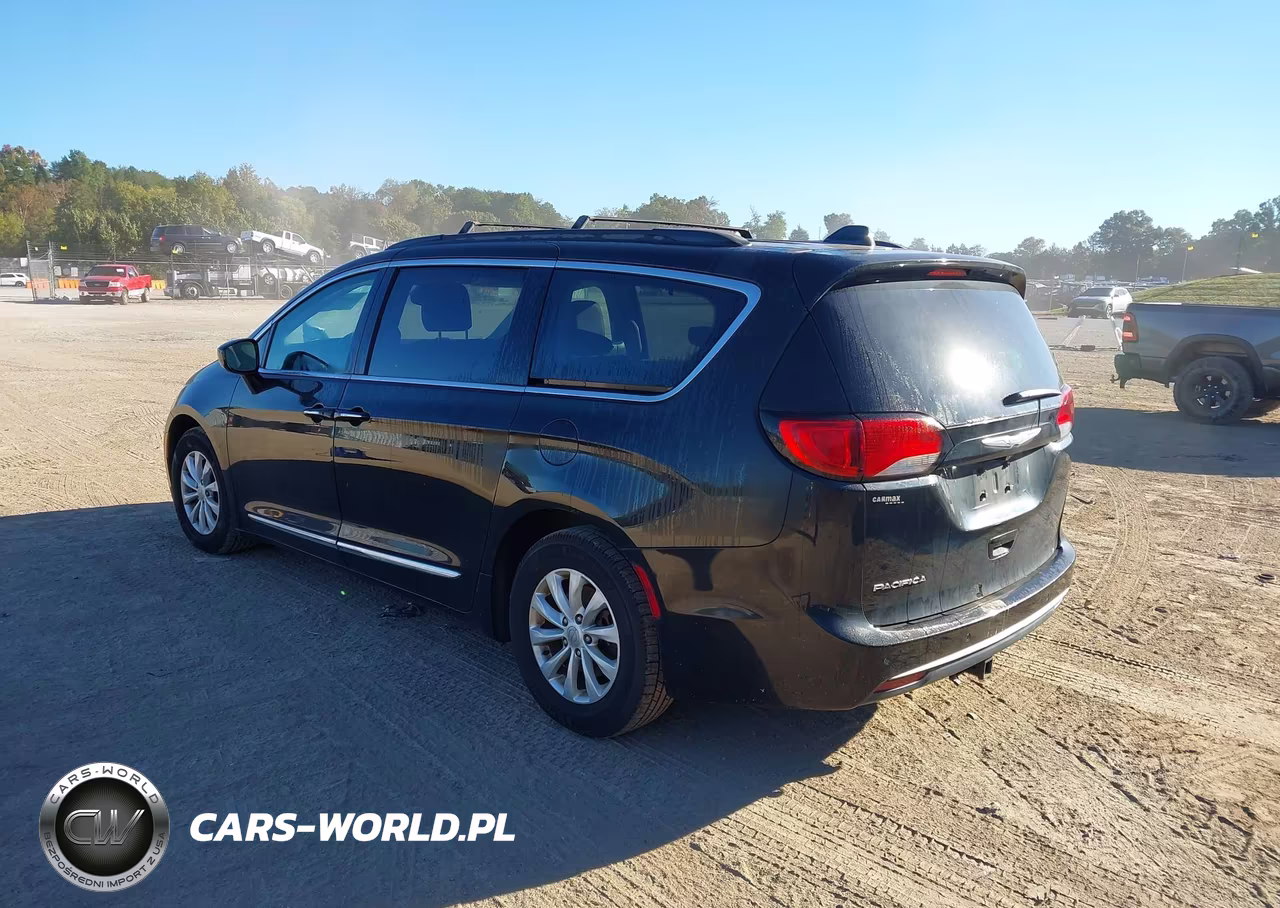 2017 Chrysler Pacifica Touring-L VIN:2C4RC1BG8HR821394 - 3