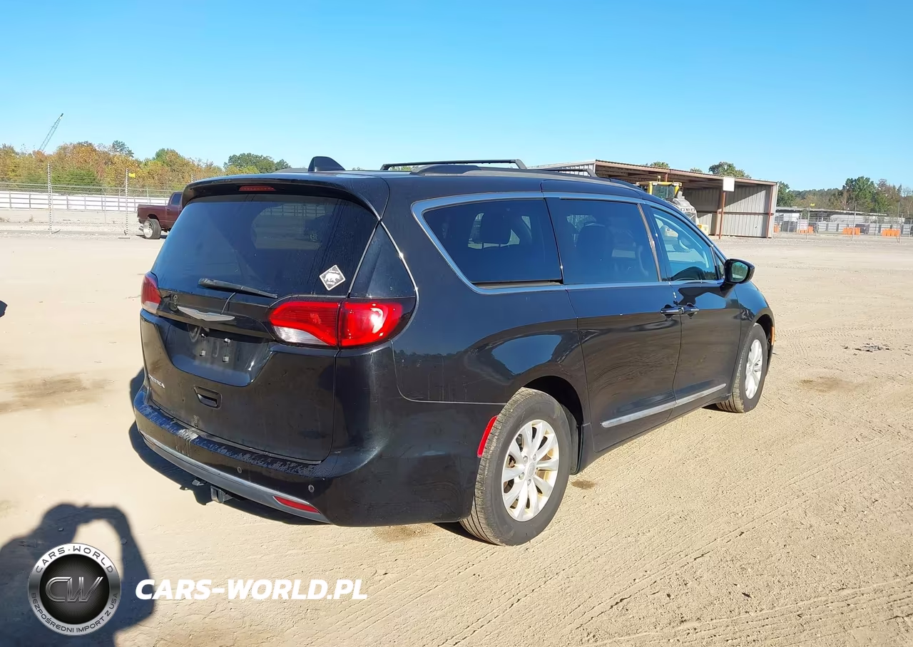 2017 Chrysler Pacifica Touring-L VIN:2C4RC1BG8HR821394 - 4