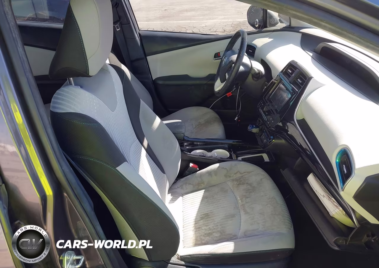 2017 Toyota Prius Three VIN:JTDKARFU3H3030267 - 5