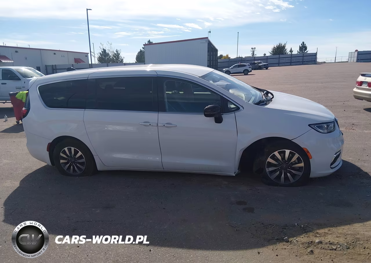 2024 Chrysler Pacifica Hybrid Select VIN:2C4RC1S78RR127094 - 13