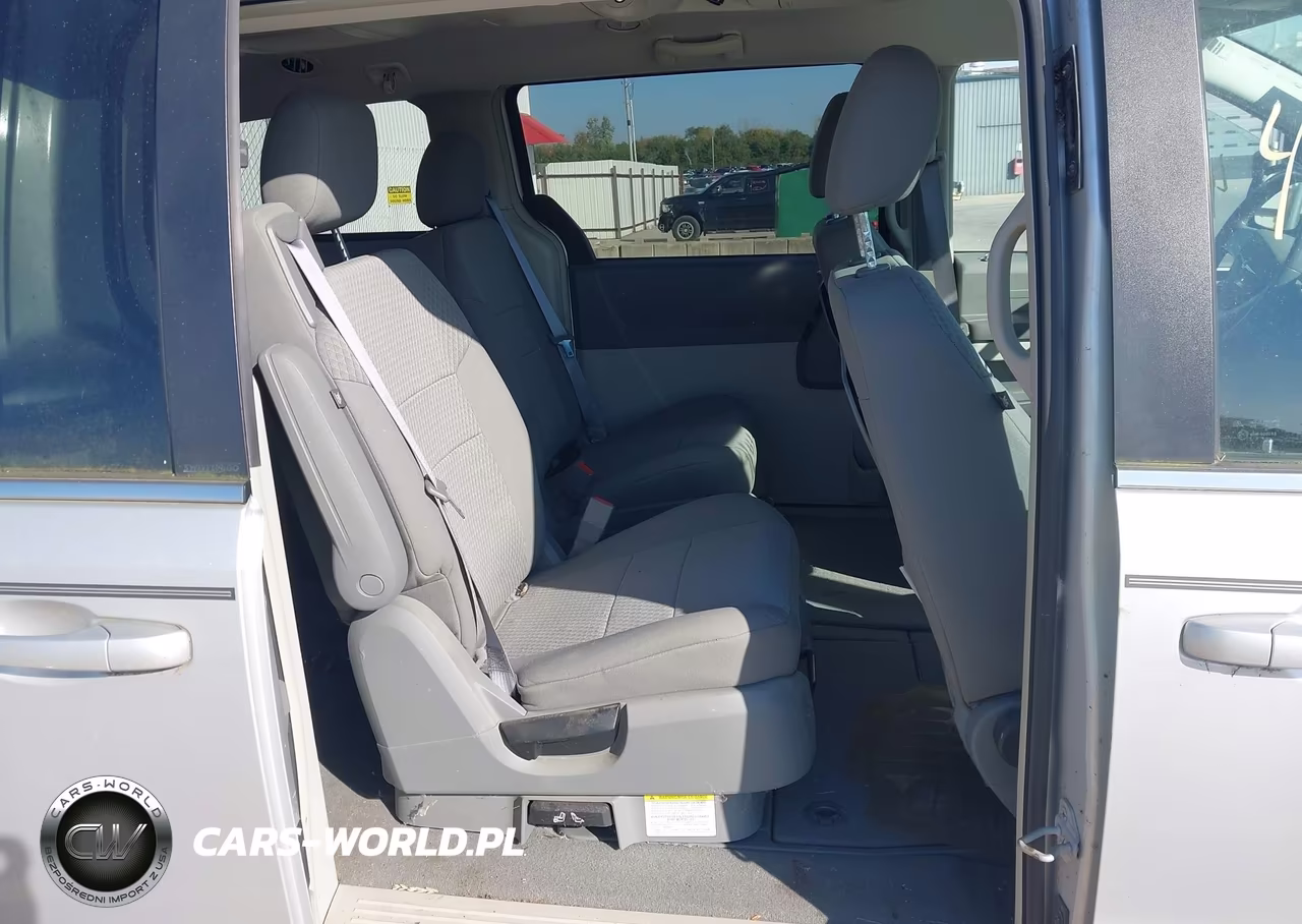 2008 Chrysler Town & Country Touring VIN:2A8HR54P68R111241 - 8