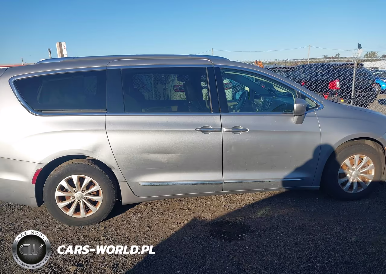 2019 Chrysler Pacifica Touring L VIN:2C4RC1BG5KR681148 - 13