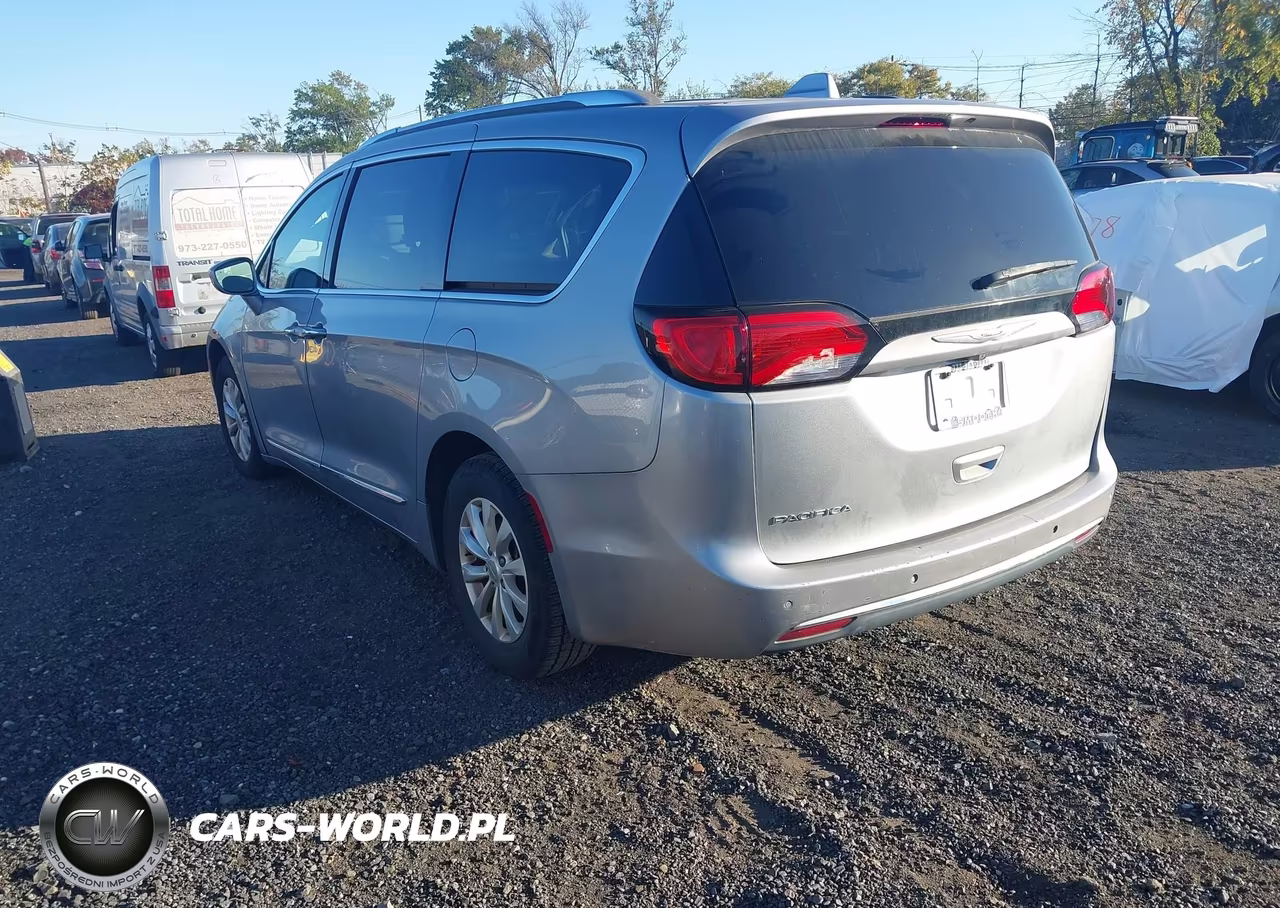 2019 Chrysler Pacifica Touring L VIN:2C4RC1BG5KR681148 - 3