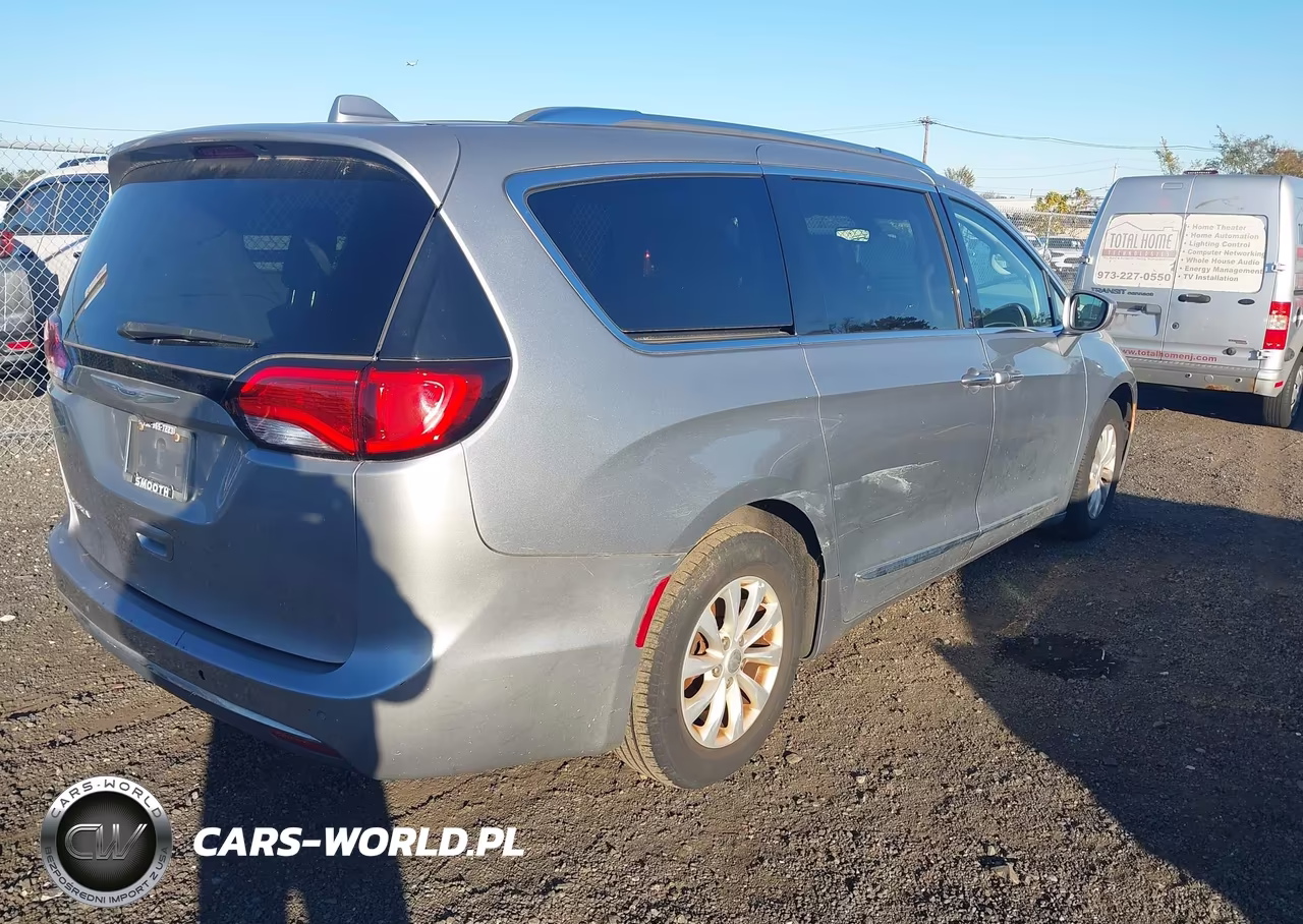 2019 Chrysler Pacifica Touring L VIN:2C4RC1BG5KR681148 - 4