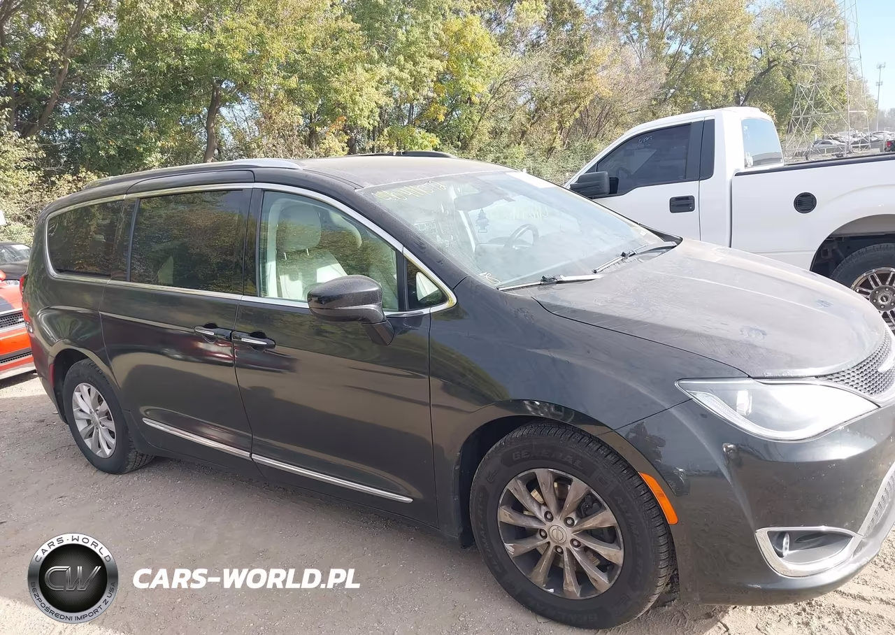 2018 Chrysler Pacifica Touring L VIN:2C4RC1BGXJR194235 - 13