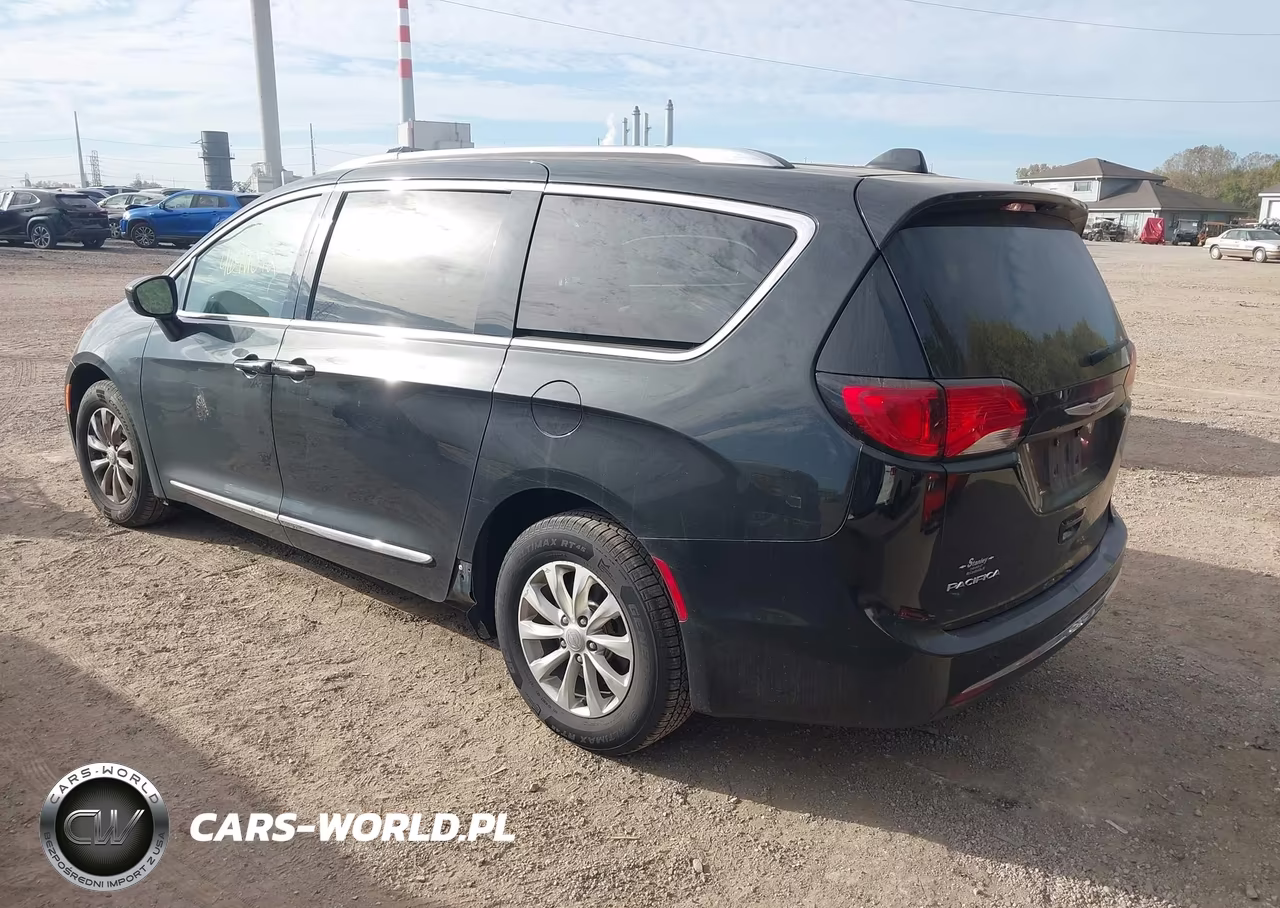 2018 Chrysler Pacifica Touring L VIN:2C4RC1BGXJR194235 - 3
