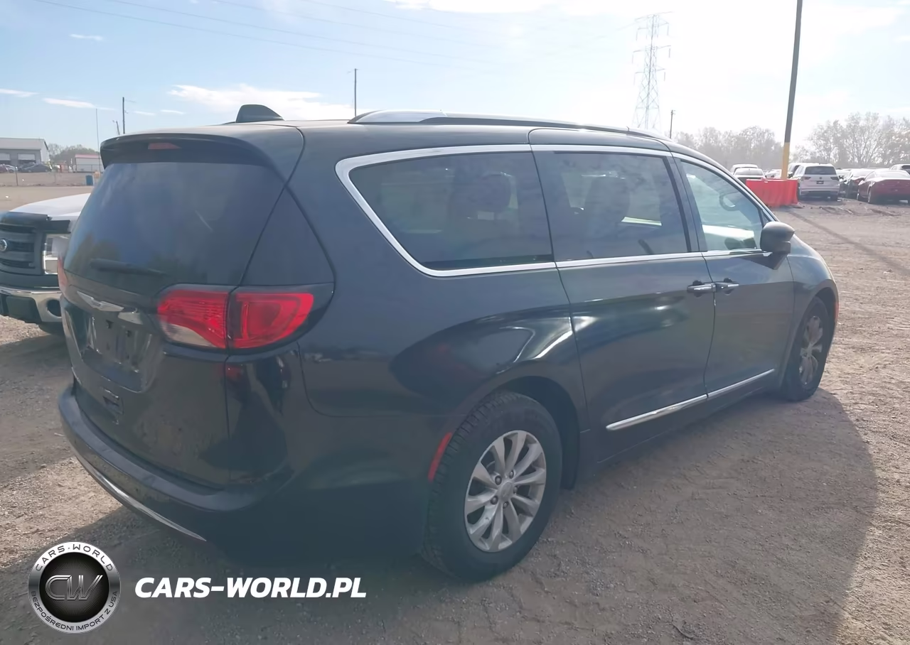 2018 Chrysler Pacifica Touring L VIN:2C4RC1BGXJR194235 - 4