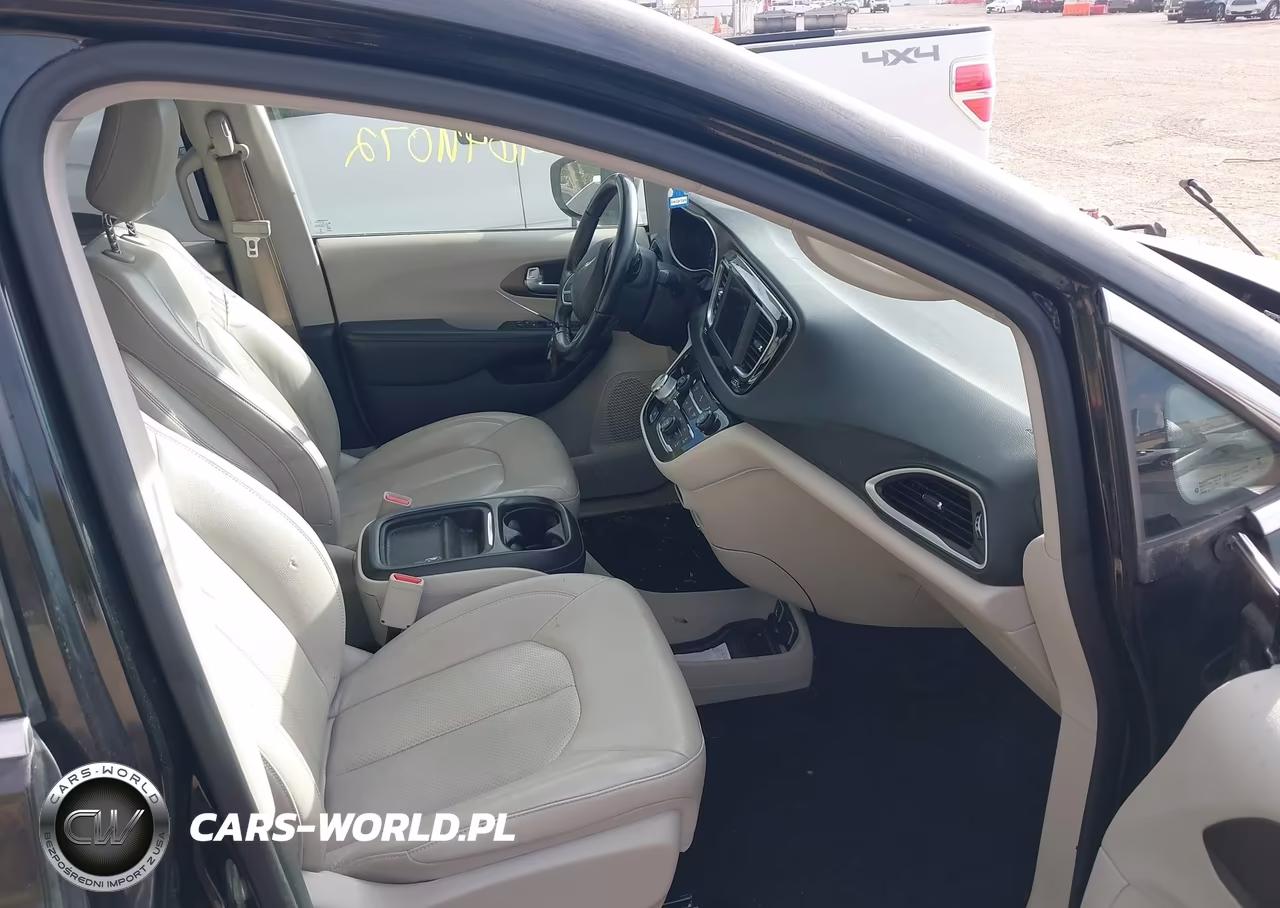 2018 Chrysler Pacifica Touring L VIN:2C4RC1BGXJR194235 - 5