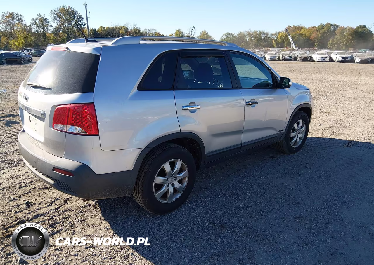 2011 Kia Sorento Lx VIN:5XYKTDA18BG092342 - 4