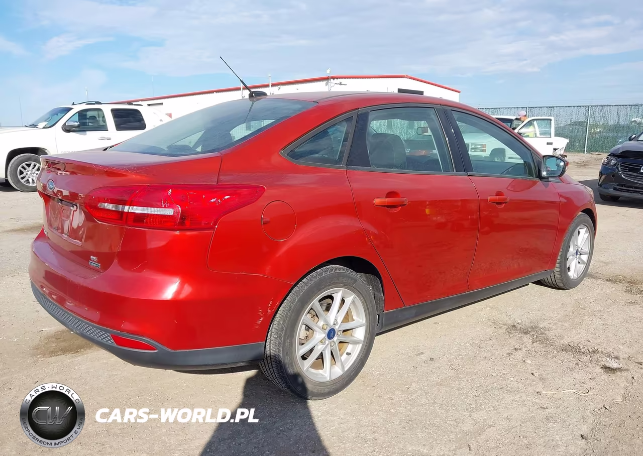 2018 Ford Focus Se VIN:1FADP3FE5JL286029 - 4