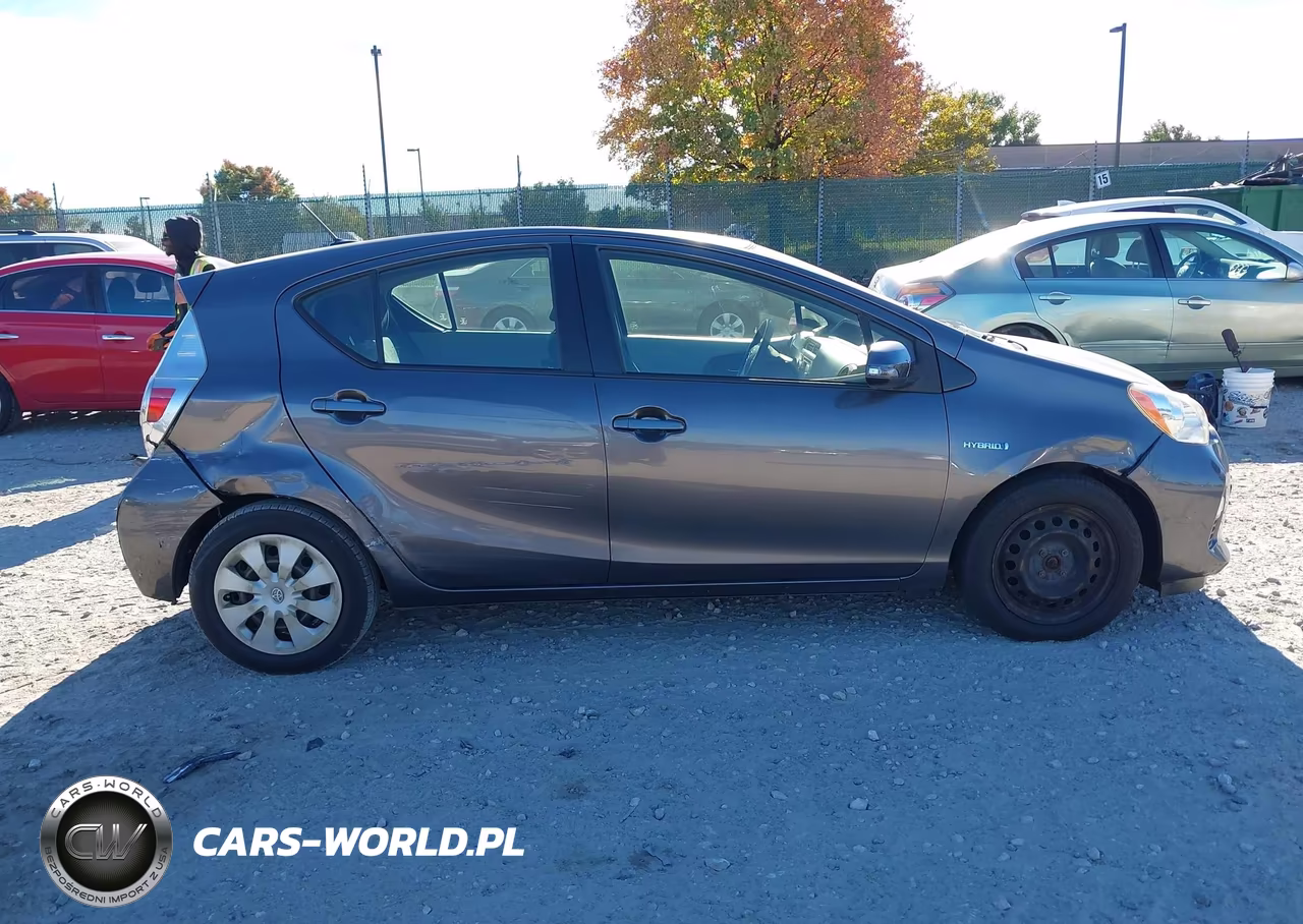 2014 Toyota Prius C Three VIN:JTDKDTB32E1560366 - 12