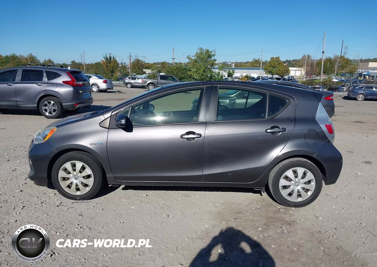 2014 Toyota Prius C Three VIN:JTDKDTB32E1560366 - 13