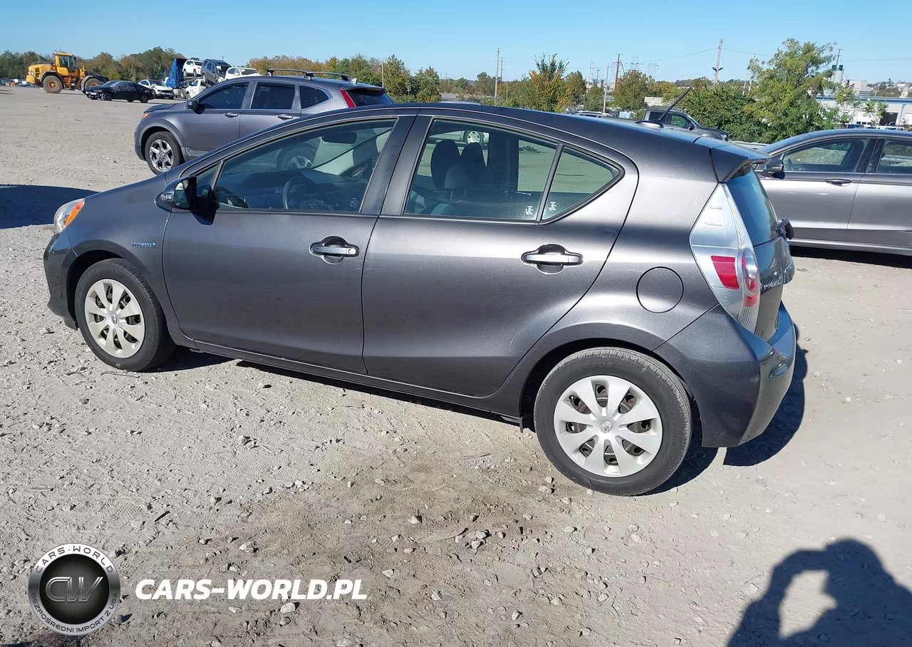 2014 Toyota Prius C Three VIN:JTDKDTB32E1560366 - 3
