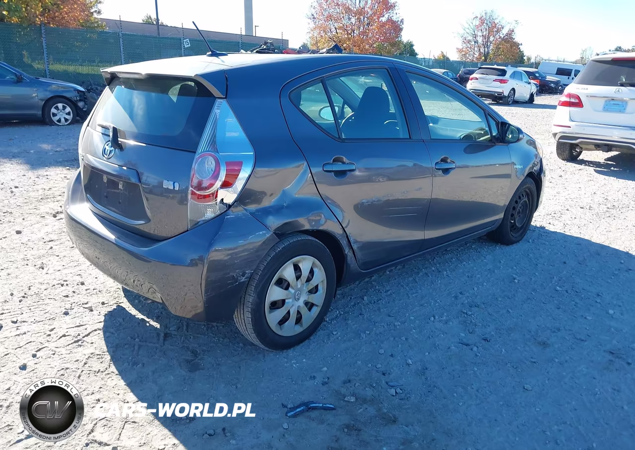 2014 Toyota Prius C Three VIN:JTDKDTB32E1560366 - 4