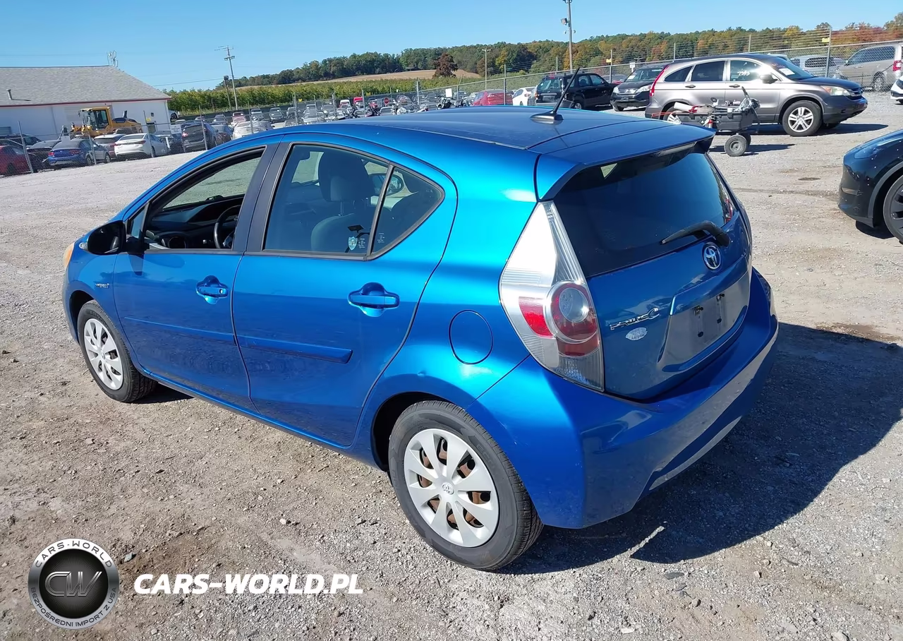 2013 Toyota Prius C Three VIN:JTDKDTB37D1552469 - 3