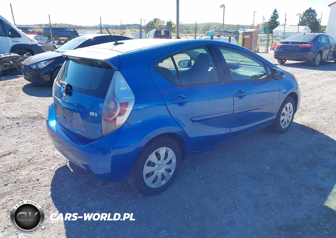 2013 Toyota Prius C Three VIN:JTDKDTB37D1552469 - 4