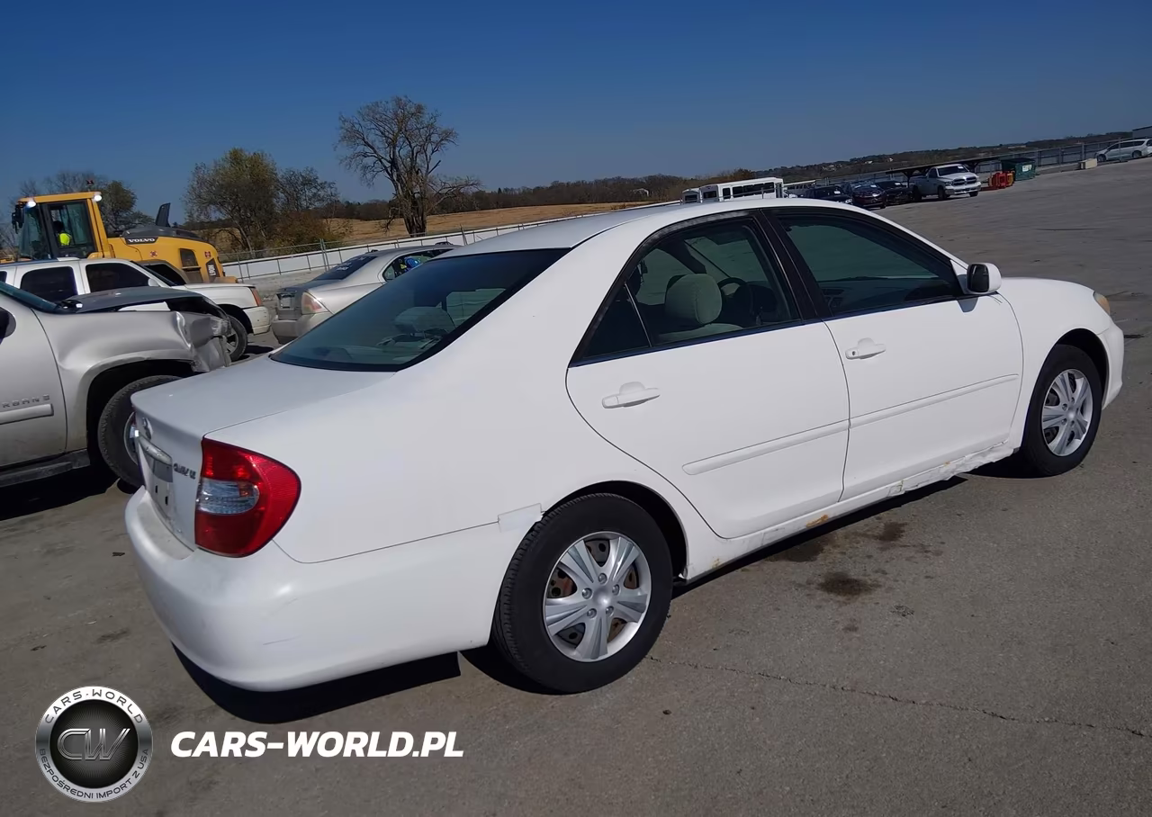 2002 Toyota Camry Le VIN:JTDBE32K020136349 - 4