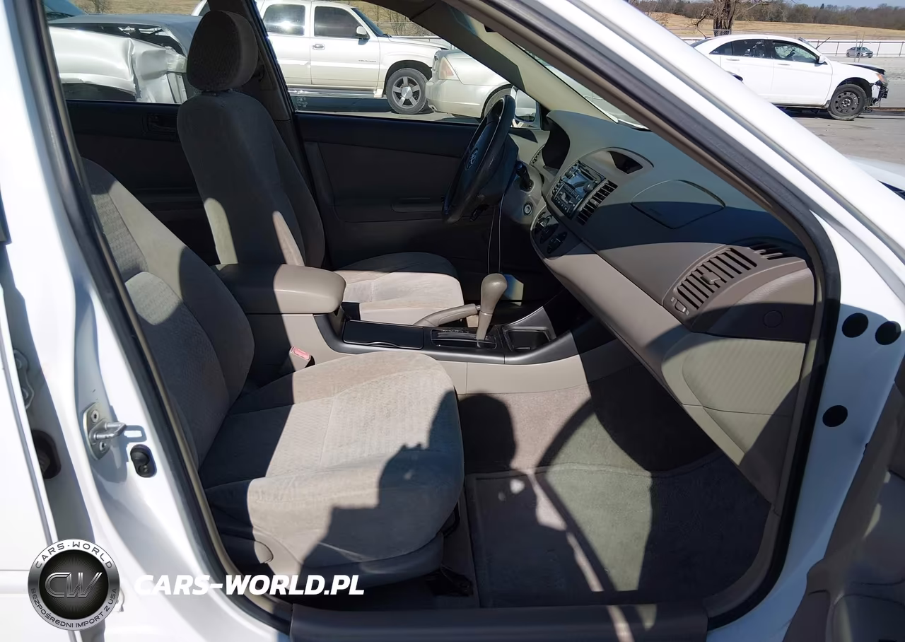 2002 Toyota Camry Le VIN:JTDBE32K020136349 - 5