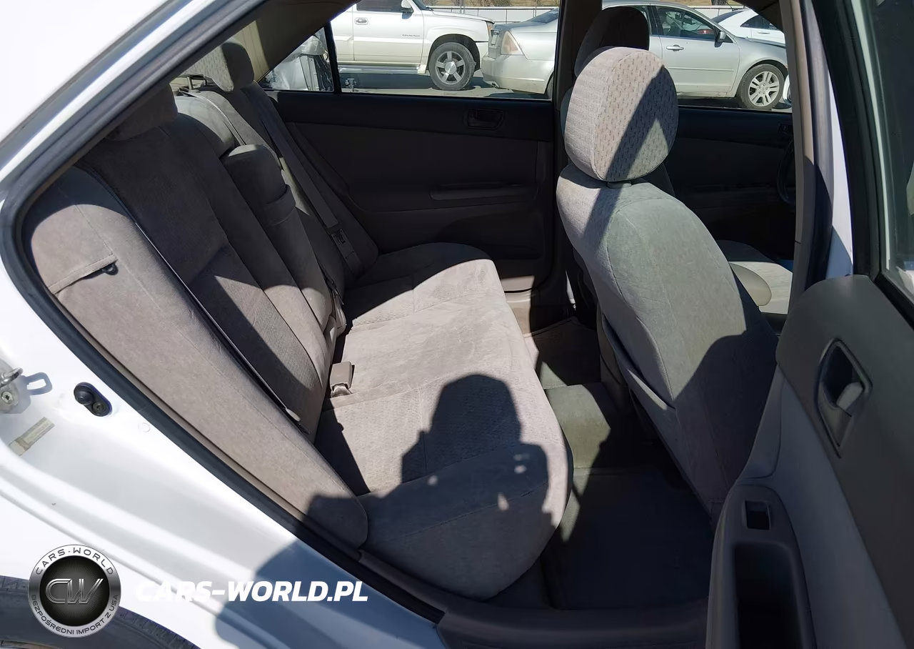 2002 Toyota Camry Le VIN:JTDBE32K020136349 - 8