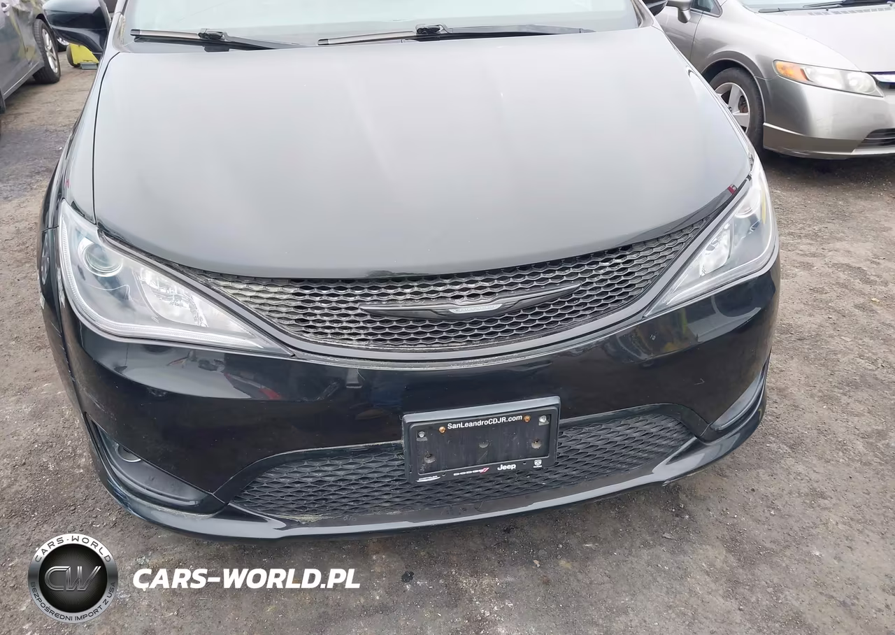 2018 Chrysler Pacifica Touring Plus VIN:2C4RC1FG2JR260061 - 12