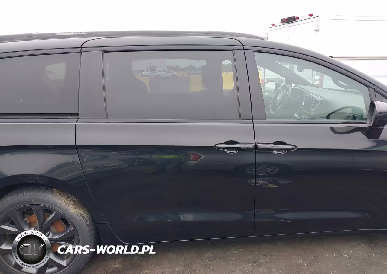 2018 Chrysler Pacifica Touring Plus VIN:2C4RC1FG2JR260061 - 13