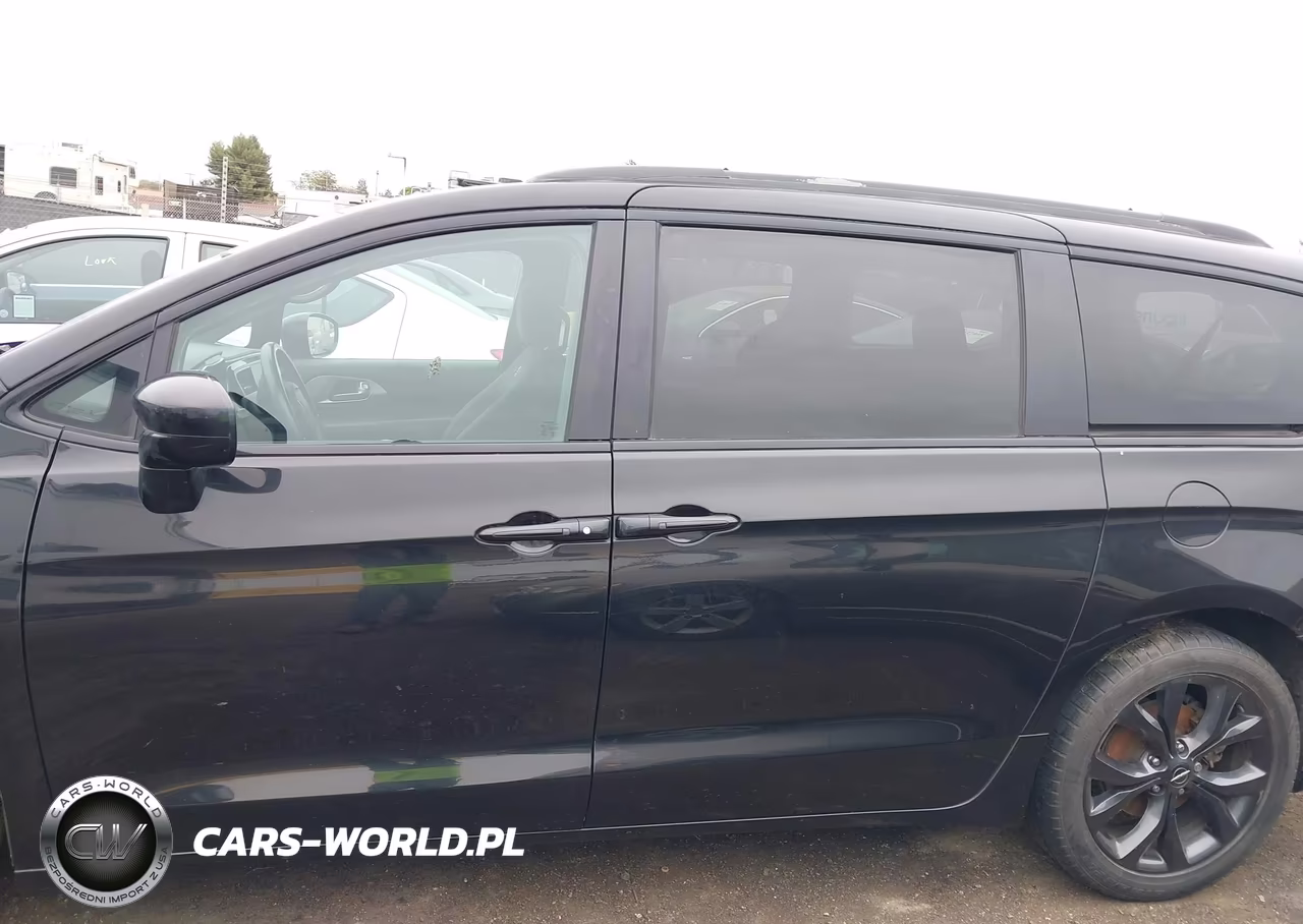 2018 Chrysler Pacifica Touring Plus VIN:2C4RC1FG2JR260061 - 14