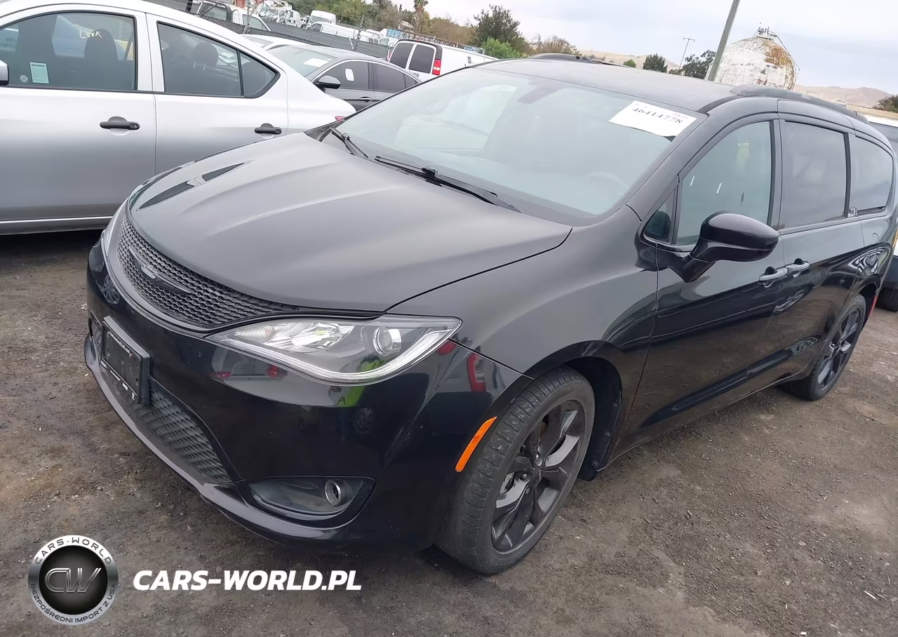 2018 Chrysler Pacifica Touring Plus VIN:2C4RC1FG2JR260061 - 2