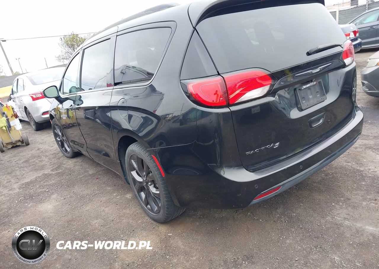 2018 Chrysler Pacifica Touring Plus VIN:2C4RC1FG2JR260061 - 3