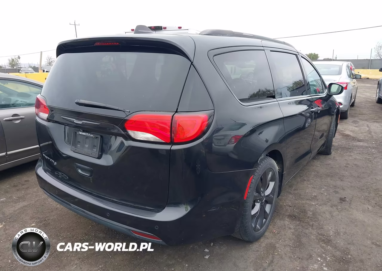 2018 Chrysler Pacifica Touring Plus VIN:2C4RC1FG2JR260061 - 4