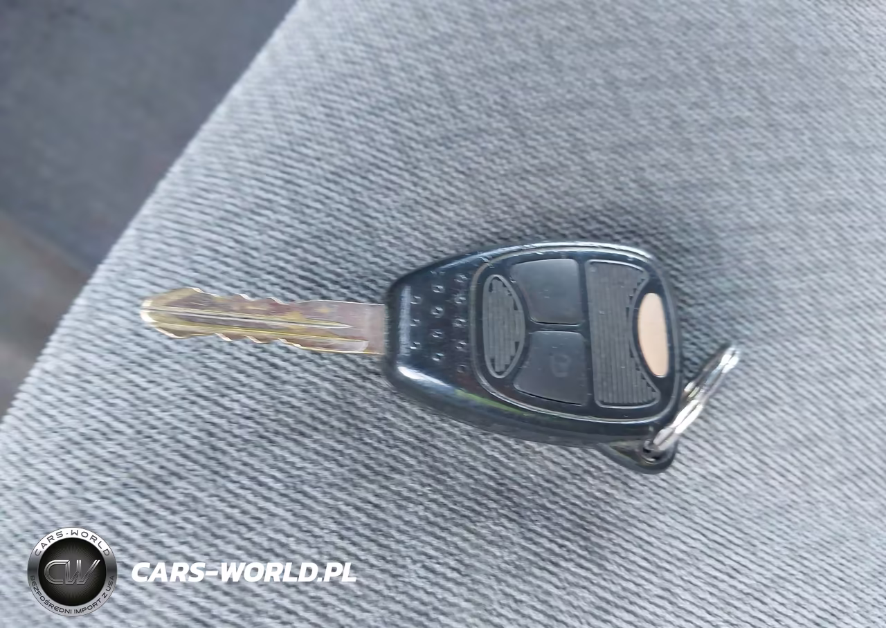2006 Chrysler Town & Country VIN:1A4GP45R06B598073 - 11