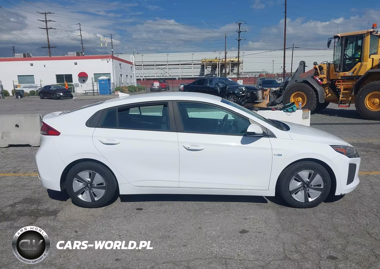 2018 Hyundai Ioniq Hybrid Blue VIN:KMHC65LC2JU099585 - 13