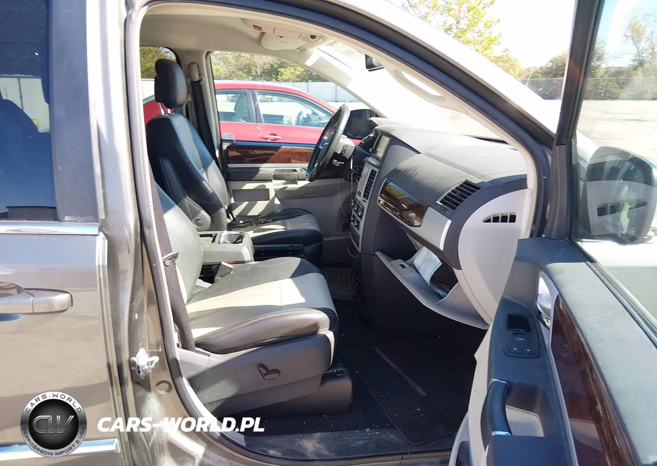 2010 Chrysler Town & Country Touring Plus VIN:2A4RR8DX3AR441920 - 5