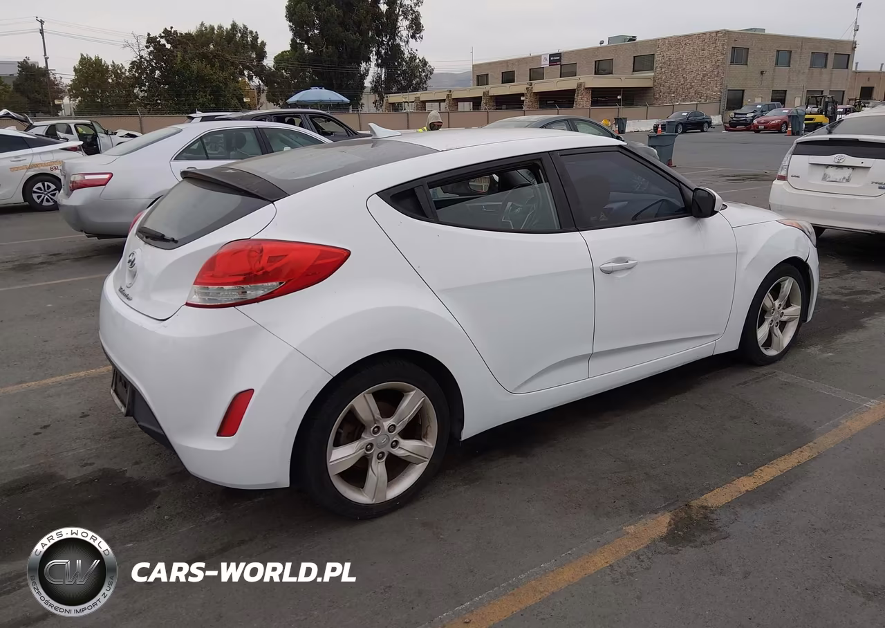 2015 Hyundai Veloster VIN:KMHTC6ADXFU235558 - 4