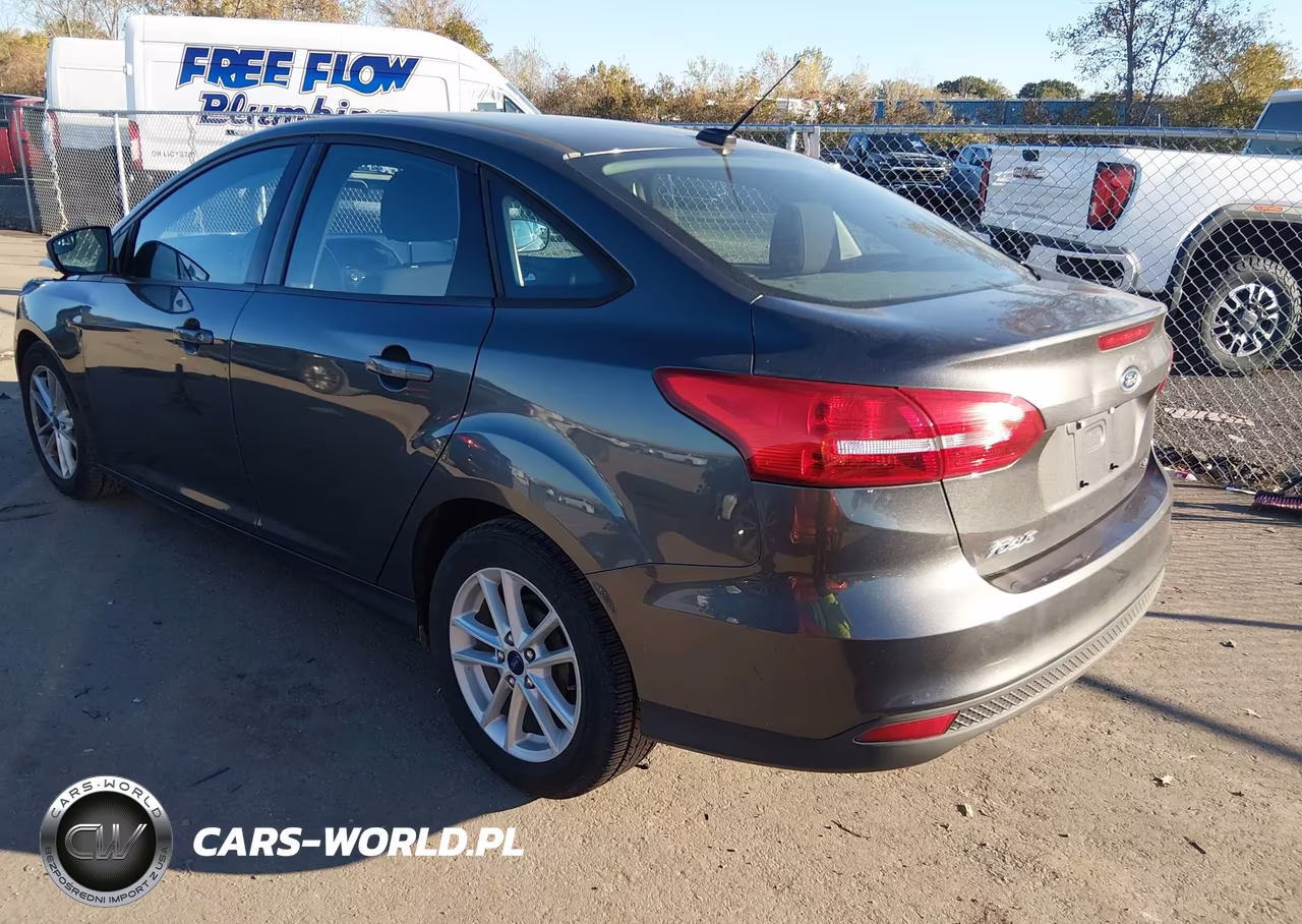 2017 Ford Focus Se VIN:1FADP3F28HL311327 - 3