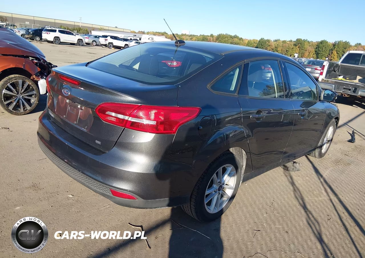 2017 Ford Focus Se VIN:1FADP3F28HL311327 - 4