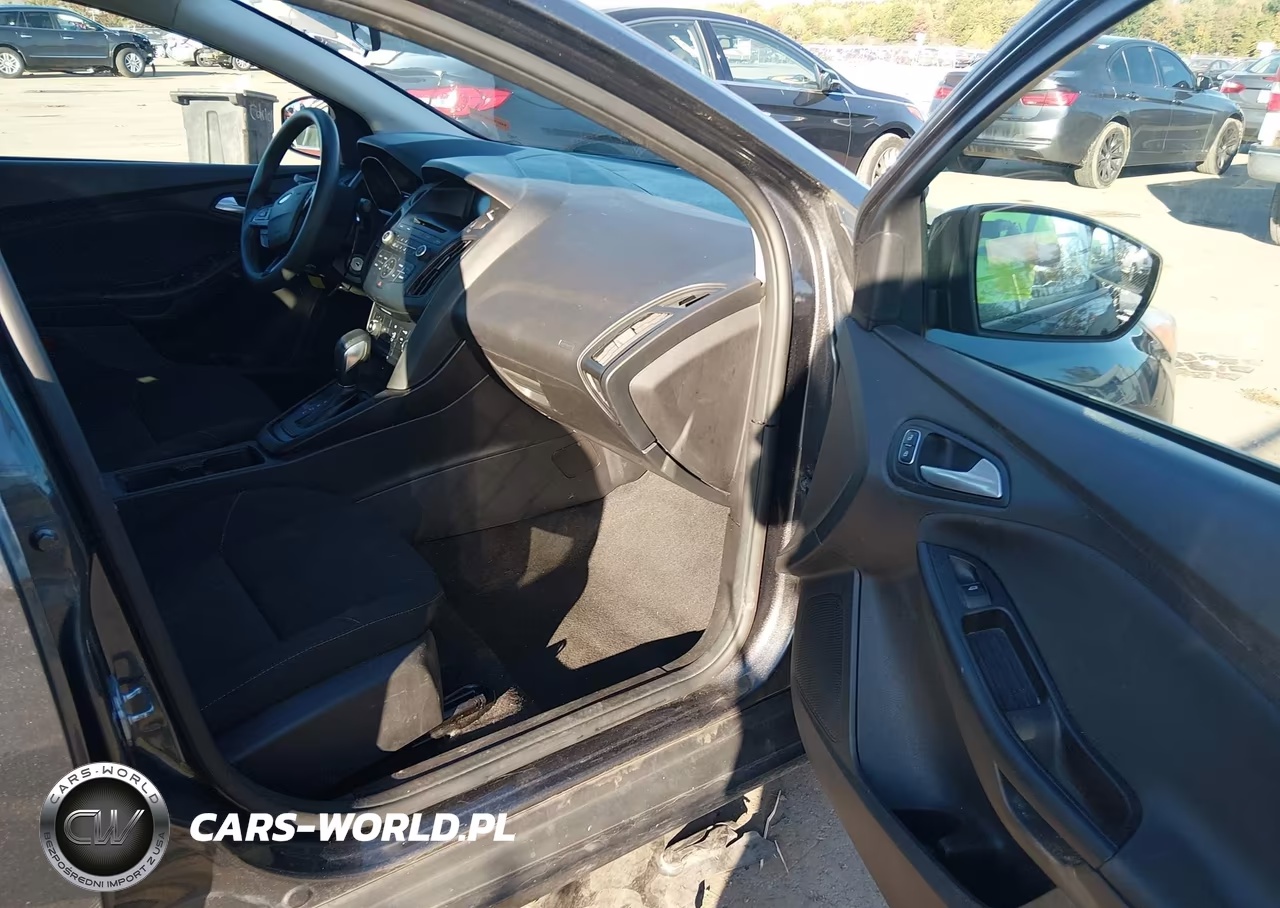 2017 Ford Focus Se VIN:1FADP3F28HL311327 - 5