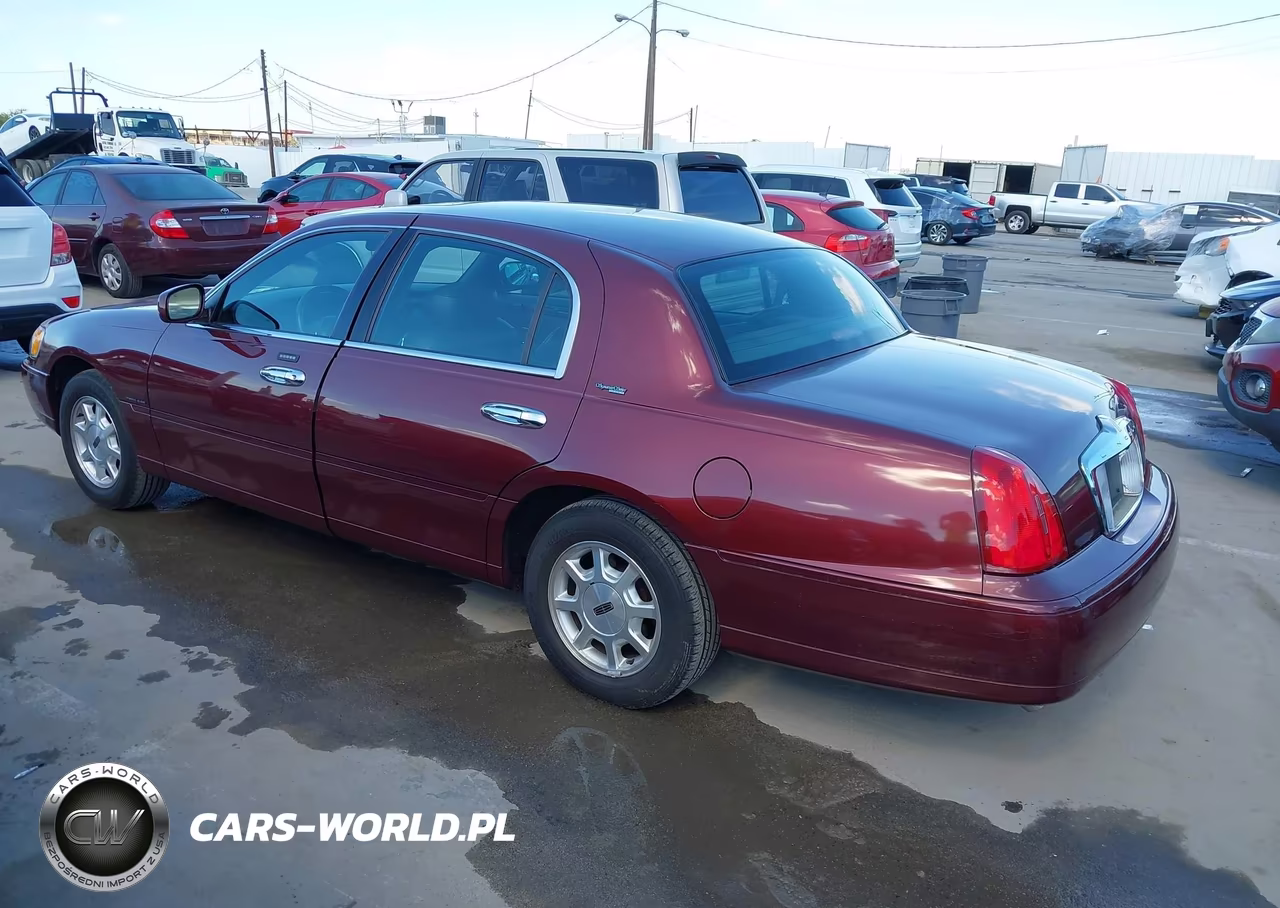 2002 Lincoln Town Car Signature VIN:1LNHM82W32Y604973 - 3