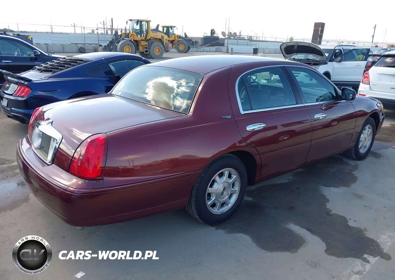 2002 Lincoln Town Car Signature VIN:1LNHM82W32Y604973 - 4