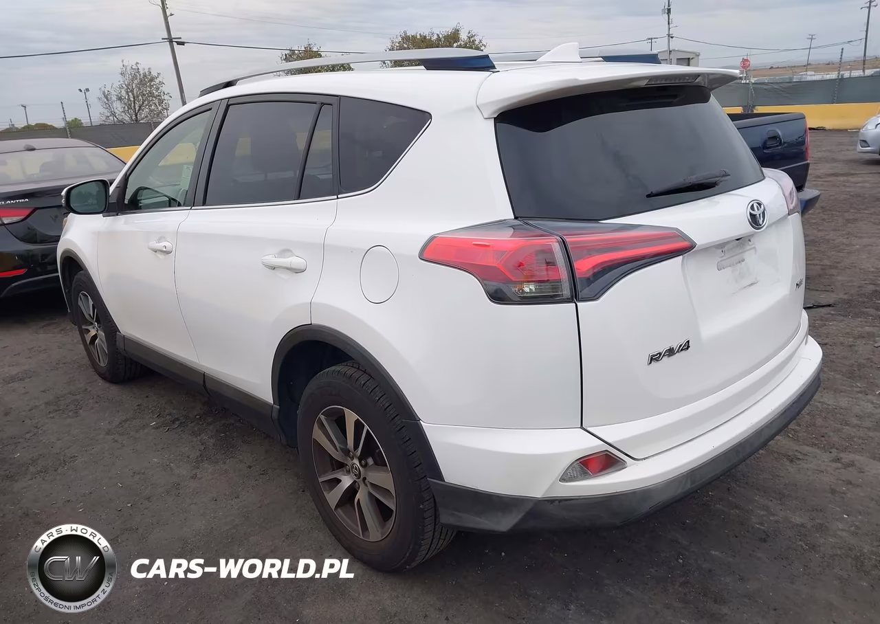 2018 Toyota Rav4 Xle VIN:JTMWFREV8JJ211119 - 3
