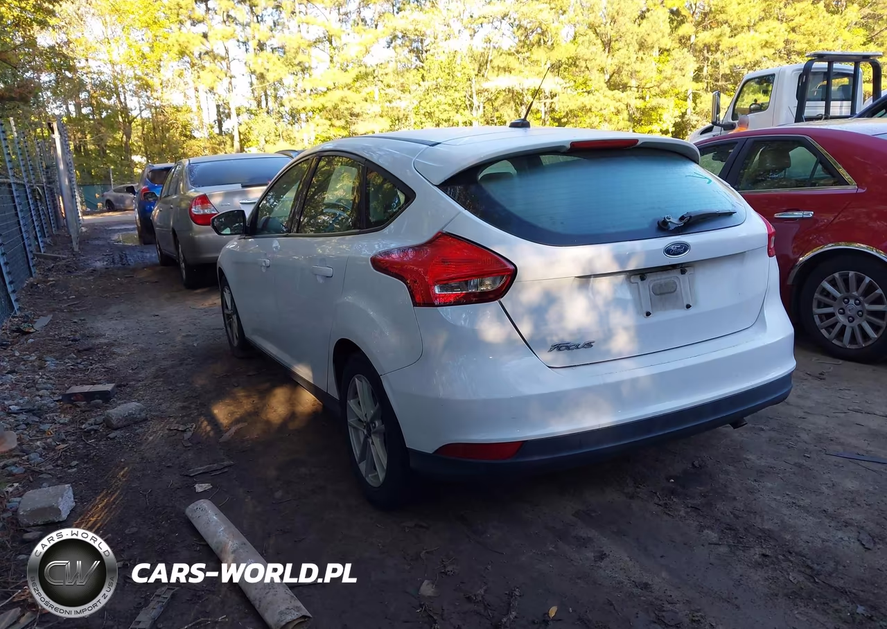 2017 Ford Focus Se VIN:1FADP3K24HL215877 - 3