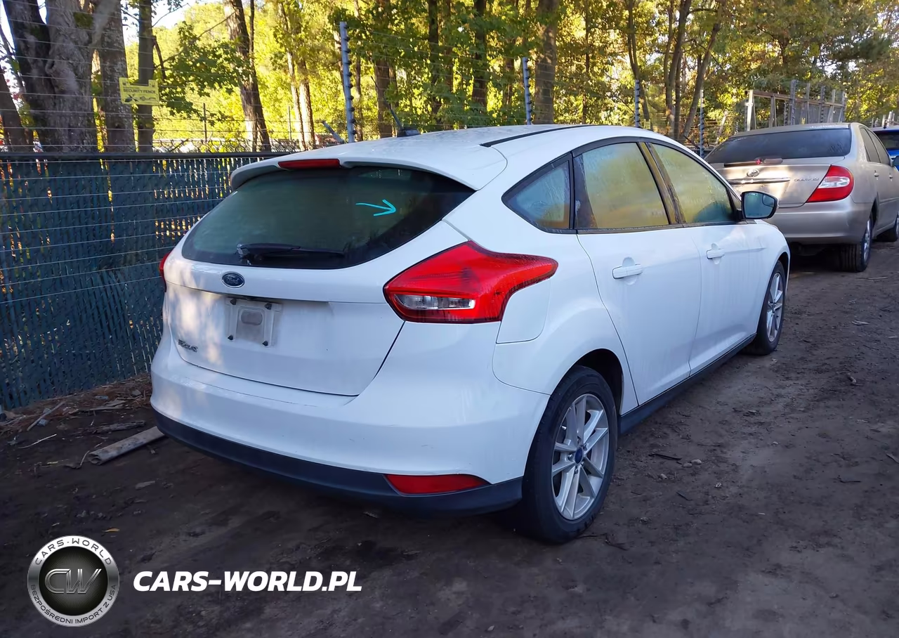 2017 Ford Focus Se VIN:1FADP3K24HL215877 - 4