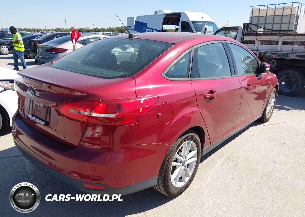 2015 Ford Focus Se VIN:1FADP3F27FL324888 - 4