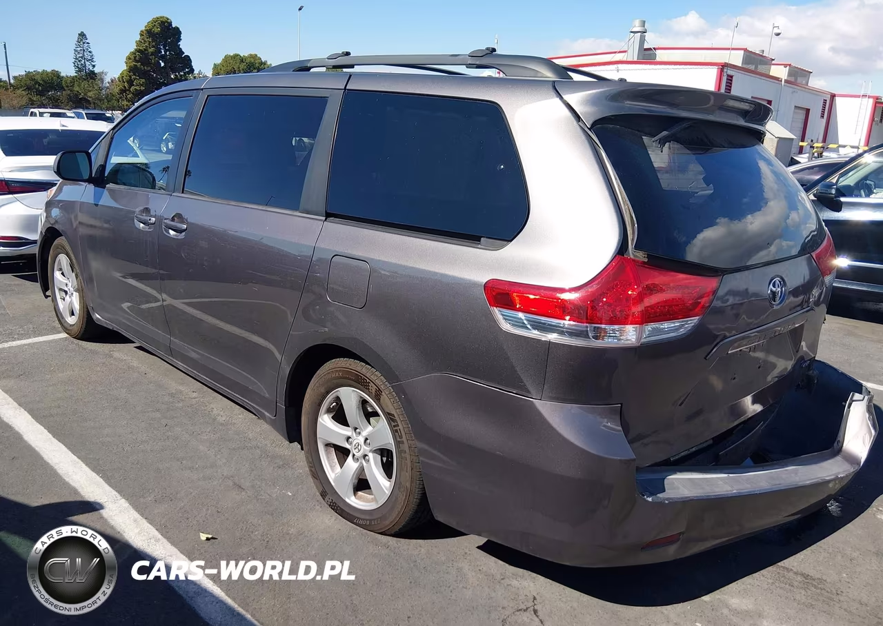 2011 Toyota Sienna Le V6 VIN:5TDKK3DC3BS100425 - 3