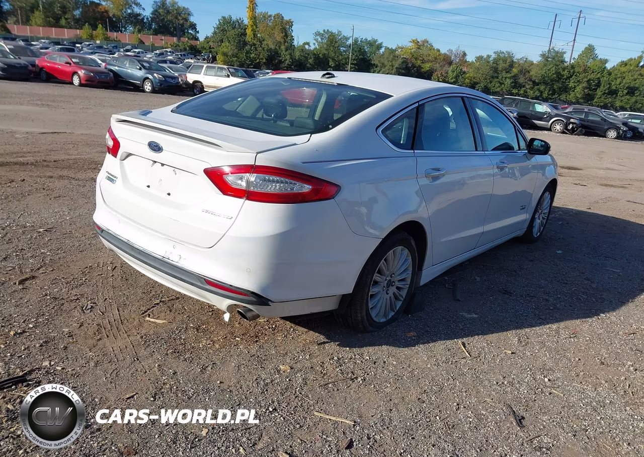 2014 Ford Fusion Energi Titanium VIN:3FA6P0SU1ER230102 - 4