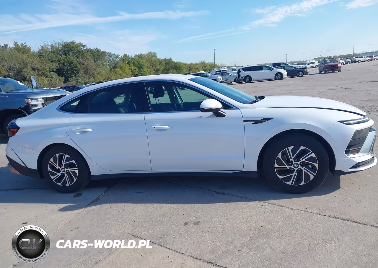 2026 Hyundai Sonata Hybrid Blue VIN:KMHL24JJ1TA185255 - 13
