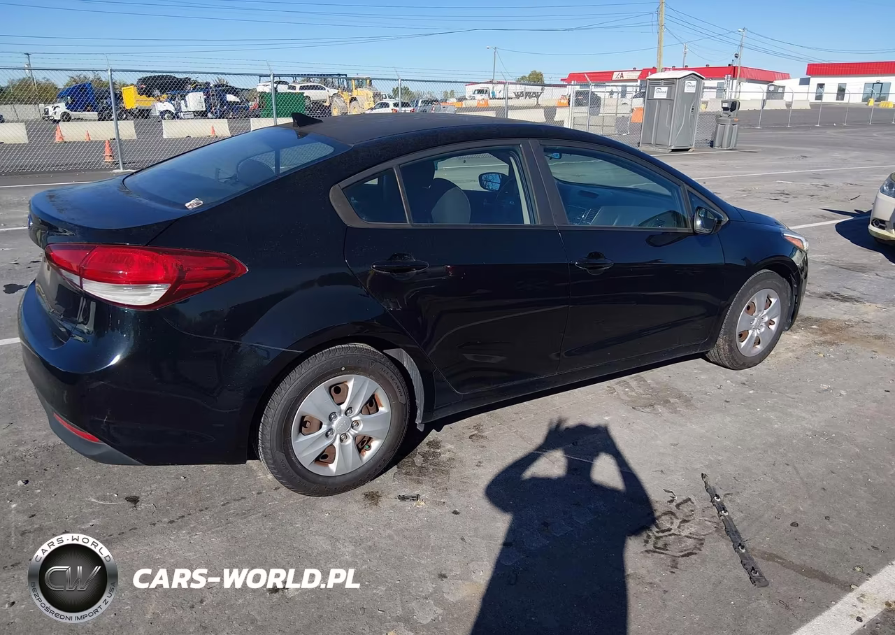 2017 Kia Forte Lx VIN:3KPFK4A75HE121102 - 4