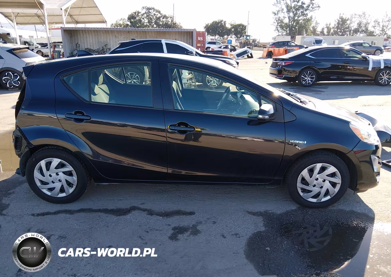 2015 Toyota Prius C Two VIN:JTDKDTB35F1586929 - 14