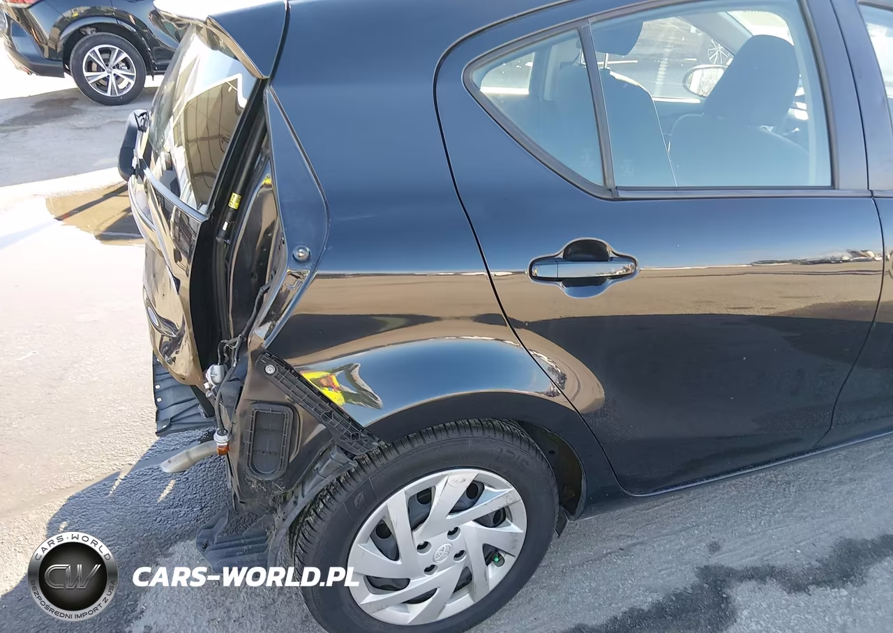 2015 Toyota Prius C Two VIN:JTDKDTB35F1586929 - 18