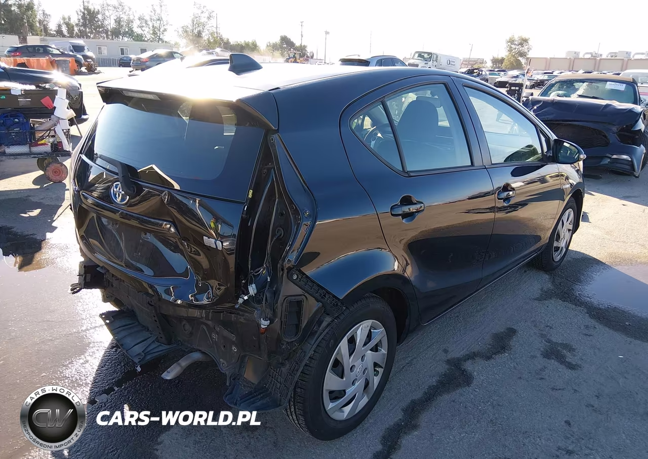2015 Toyota Prius C Two VIN:JTDKDTB35F1586929 - 4