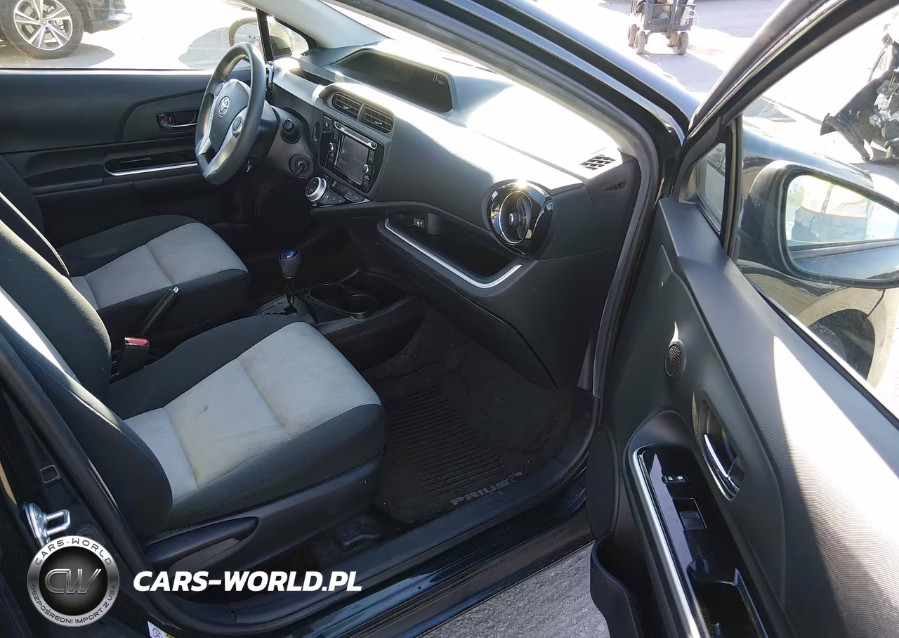 2015 Toyota Prius C Two VIN:JTDKDTB35F1586929 - 5
